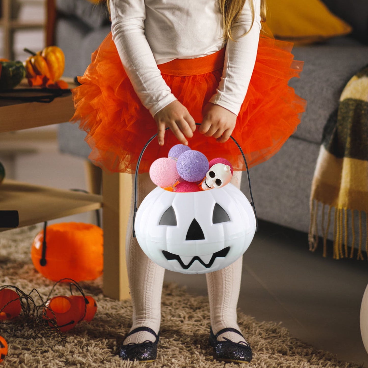 Plastic Pumpkin Bucket,Halloween Decorations Pumpkin Candy Bucket Plastic Pumpkin Bucket Portable Pumpkin Pail with Handle Reusable Cute Halloween Candy Bucket(White M 8in)